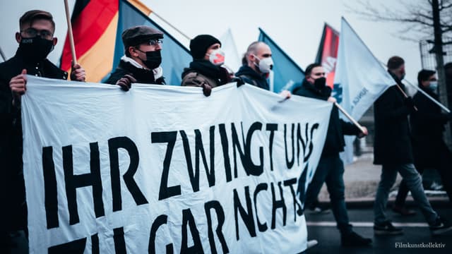 Bild von Ihr zwingt uns zu gar nichts - 5